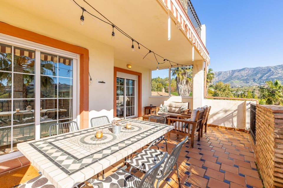 Natural landscape, View (from property/room), Balcony/Terrace, Dining area, Mountain view
