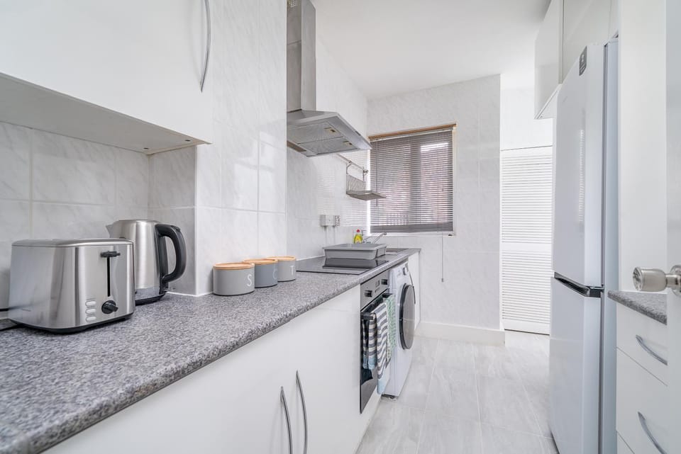 Coffee/tea facilities, Kitchen or kitchenette, oven, stove, toaster