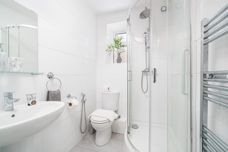 Shower, Toilet, Bathroom, towels