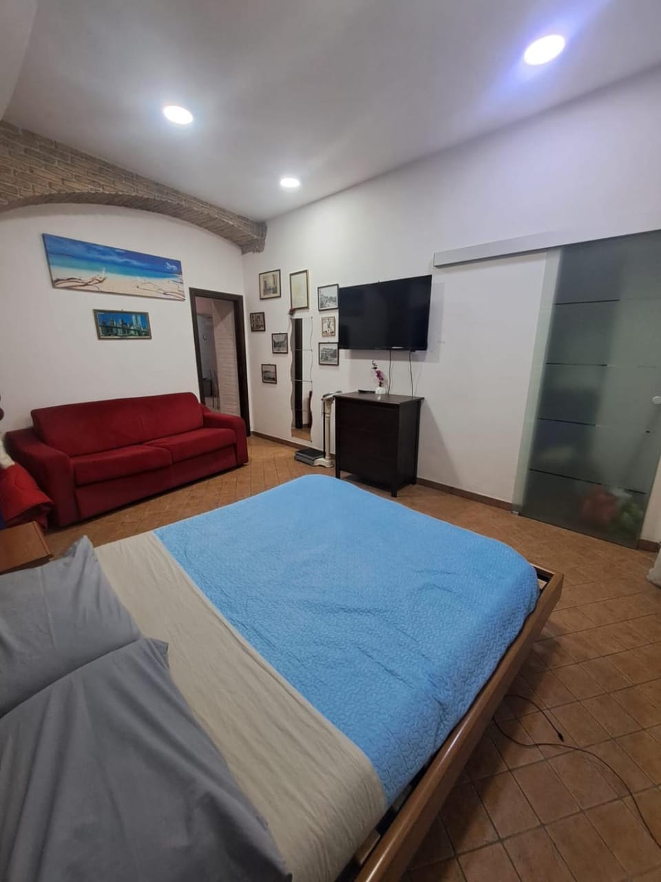 Bed, TV and multimedia, Photo of the whole room, Decorative detail, Bedroom