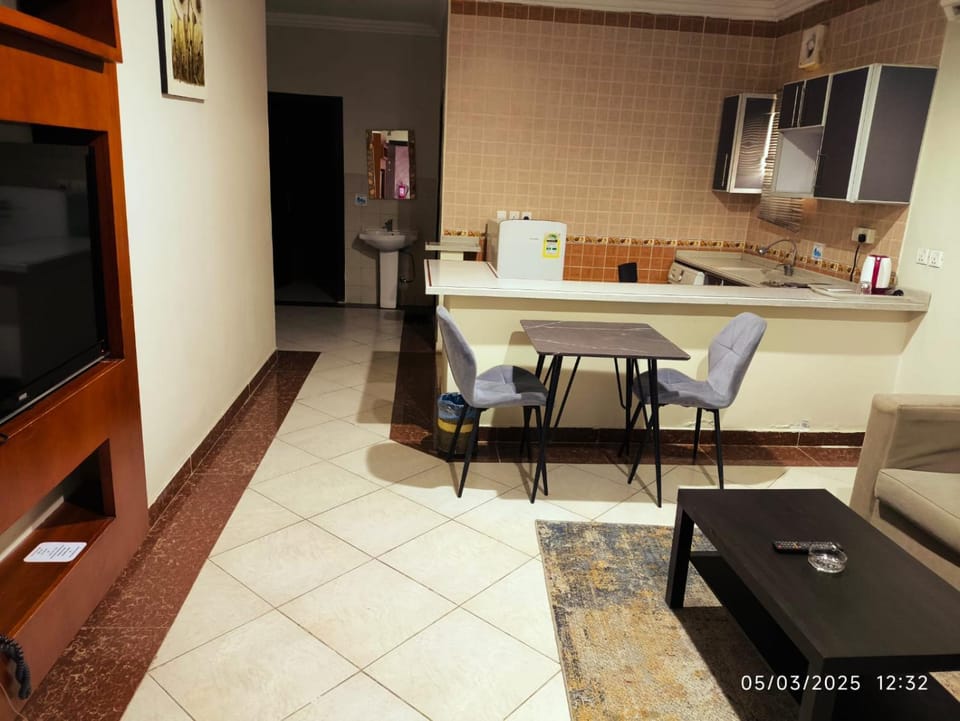 Kitchen or kitchenette, Living room, Seating area, Dining area, minibar, oven, stove