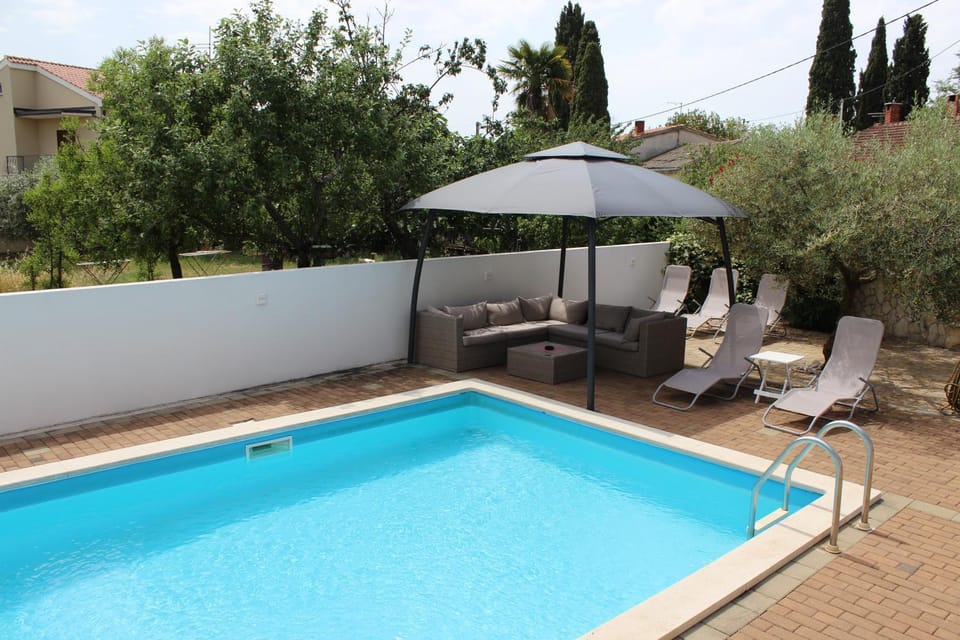 Patio, Pool view, Swimming pool, sunbed