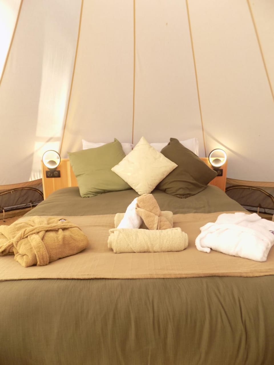 Tente luxe avec jacuzzi vue lac 3 Luxury tent in Nouvelle-Aquitaine