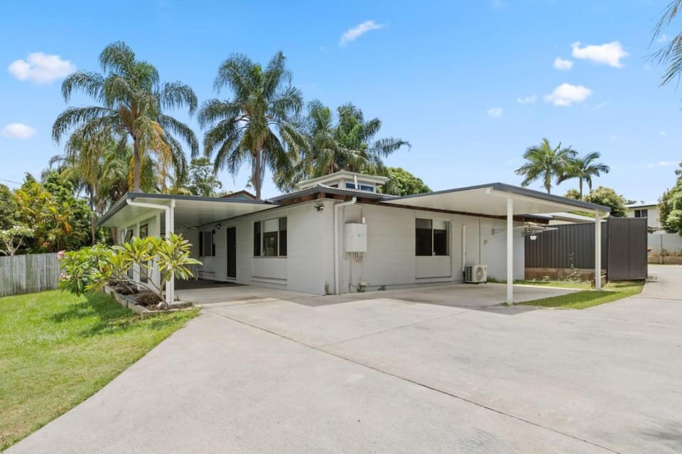 Relaxing 3BR House with ACs Near Crestmead Central House in Brisbane
