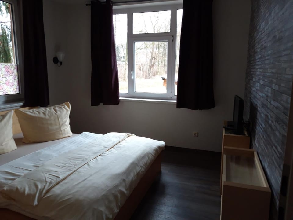 Bed, TV and multimedia, Photo of the whole room, Bedroom