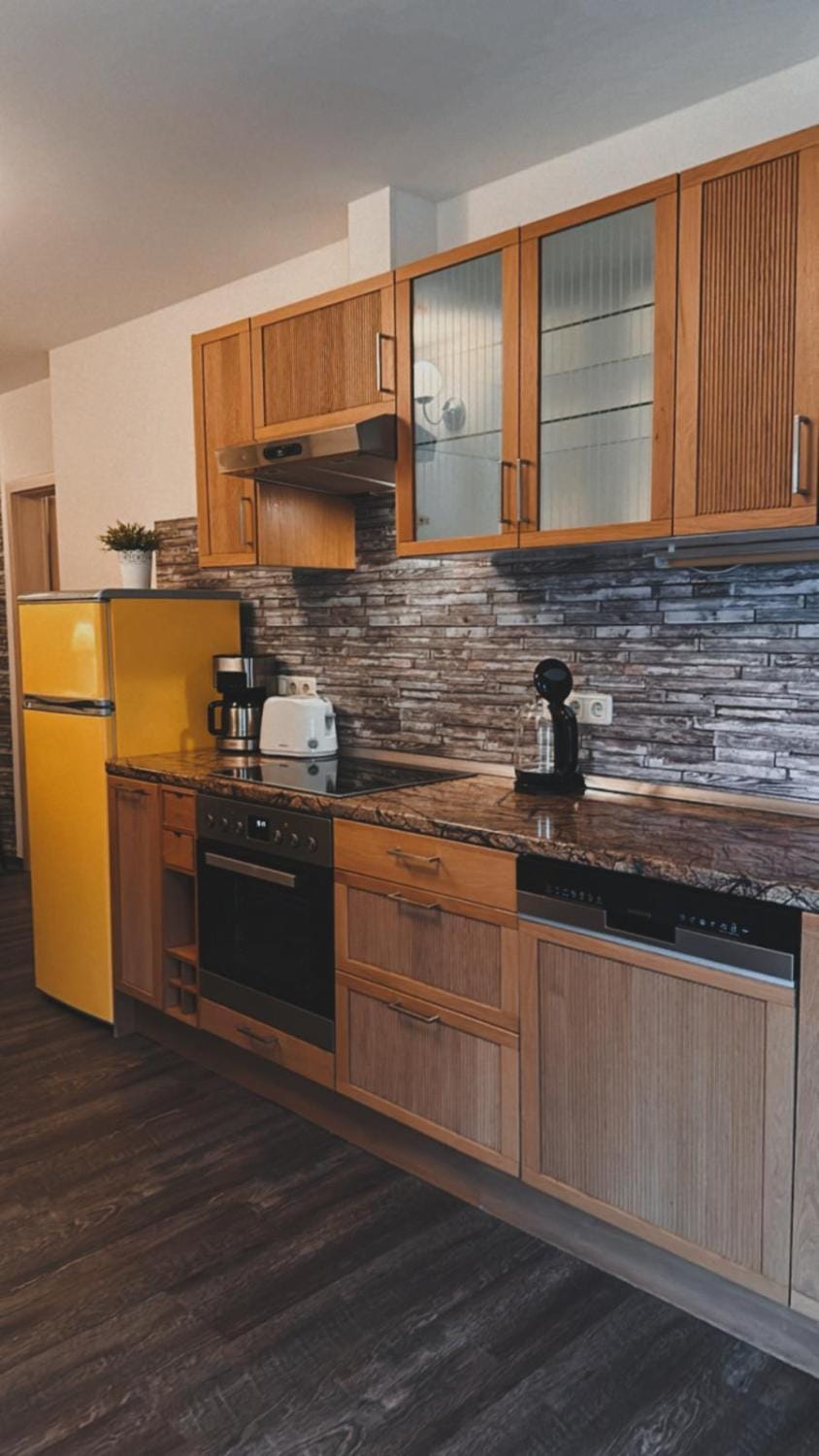 Coffee/tea facilities, Kitchen or kitchenette, oven, stove, toaster