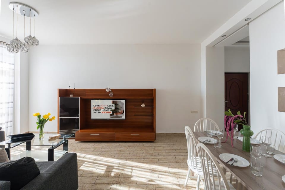 TV and multimedia, Kitchen or kitchenette, Living room, Seating area, Dining area