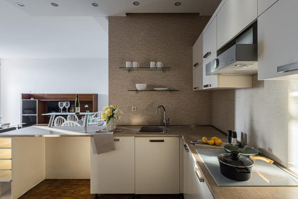 Coffee/tea facilities, Kitchen or kitchenette, stove