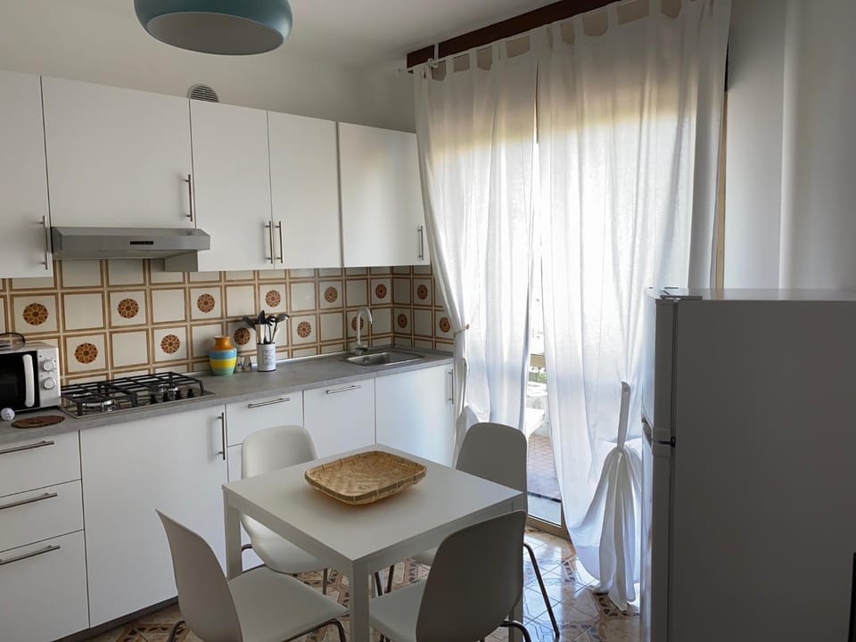 Kitchen or kitchenette, Dining area, dishwasher, stove