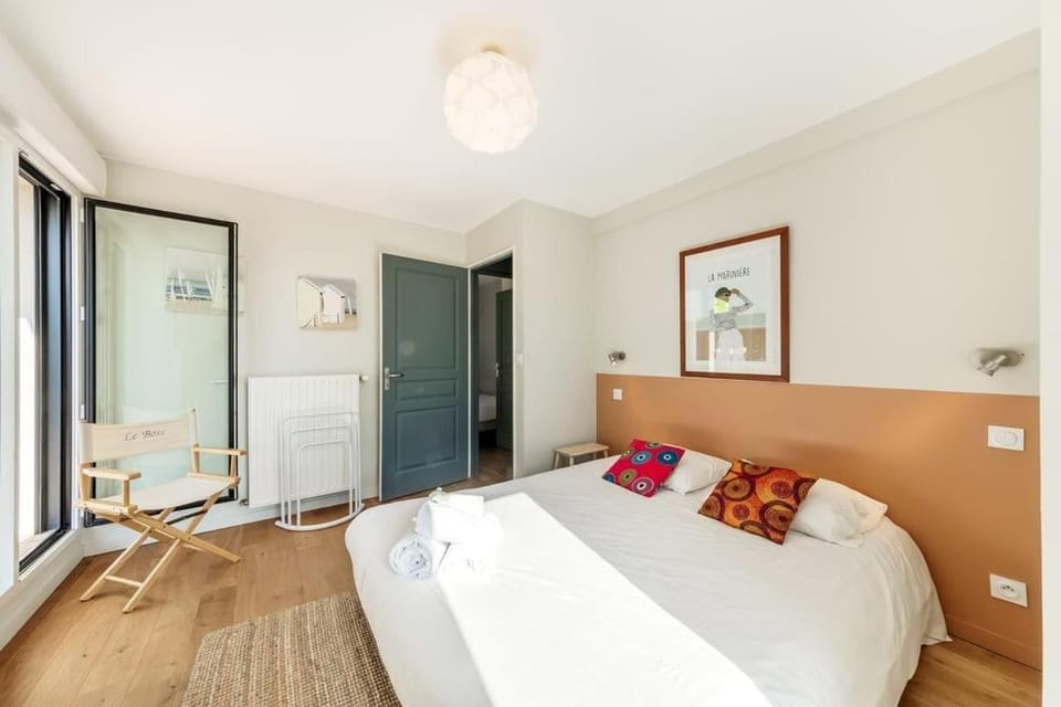 Bed, Photo of the whole room, Bedroom, towels, wardrobe