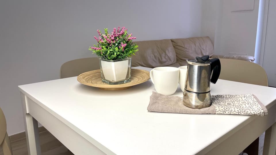 Coffee/tea facilities, Dining area