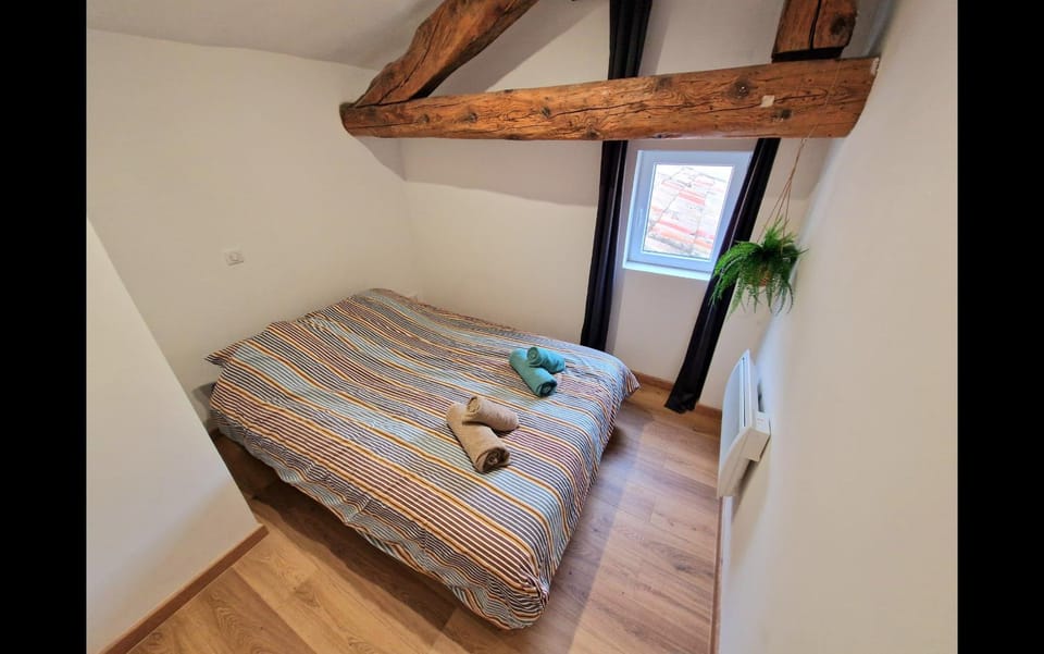 Photo of the whole room, Bedroom