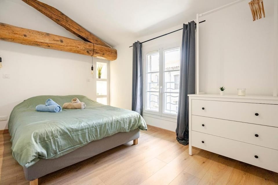 Bed, Photo of the whole room, Bedroom, towels