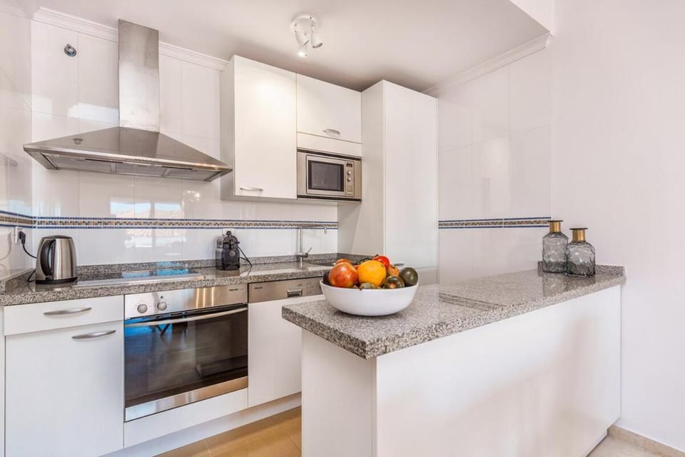 Coffee/tea facilities, Kitchen or kitchenette, dishwasher, oven, stove