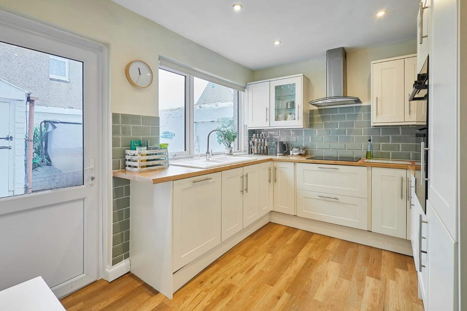Kitchen or kitchenette, dishwasher, stove