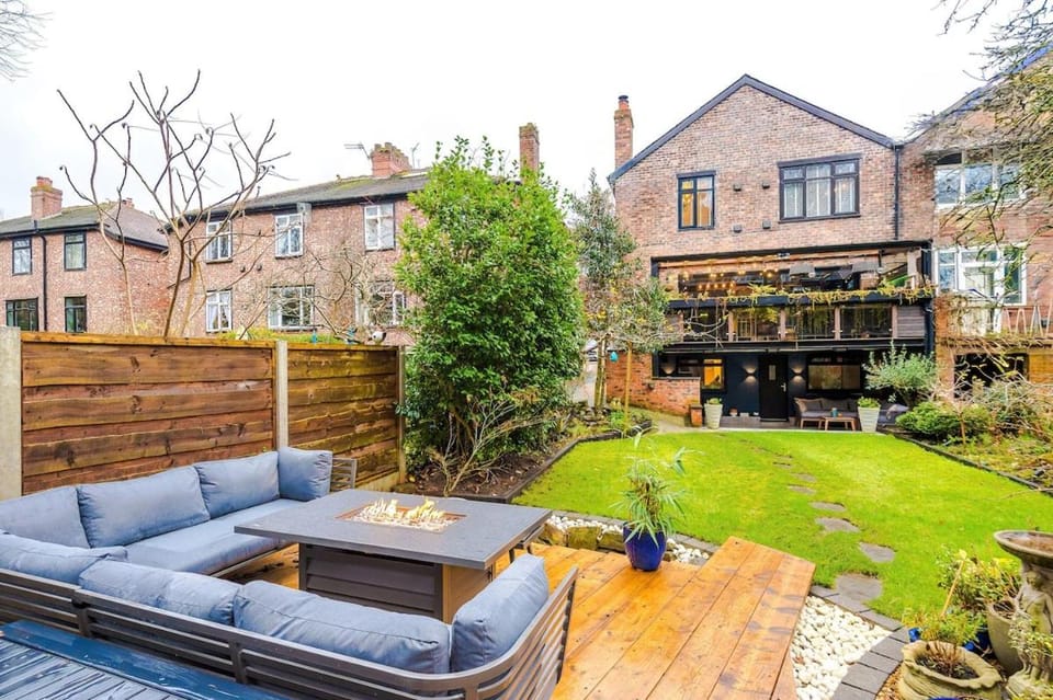 Property building, Garden, Seating area, Garden view