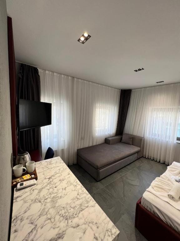 Bed, TV and multimedia, Bedroom