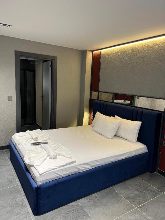 Bed, Bedroom, towels