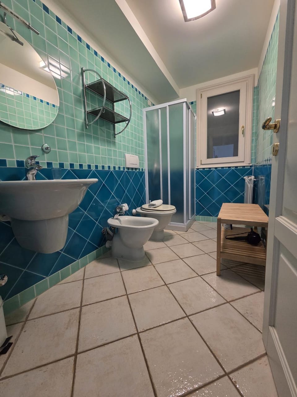 Shower, Toilet, Bathroom, bidet, towels