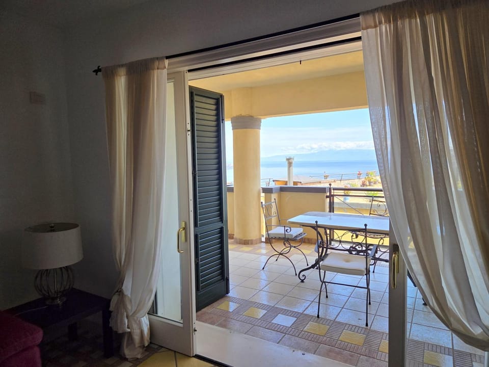 View (from property/room), Balcony/Terrace, Living room, Dining area, Sea view