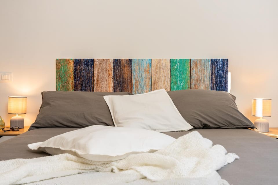 Bed, Photo of the whole room, Decorative detail, Bedroom