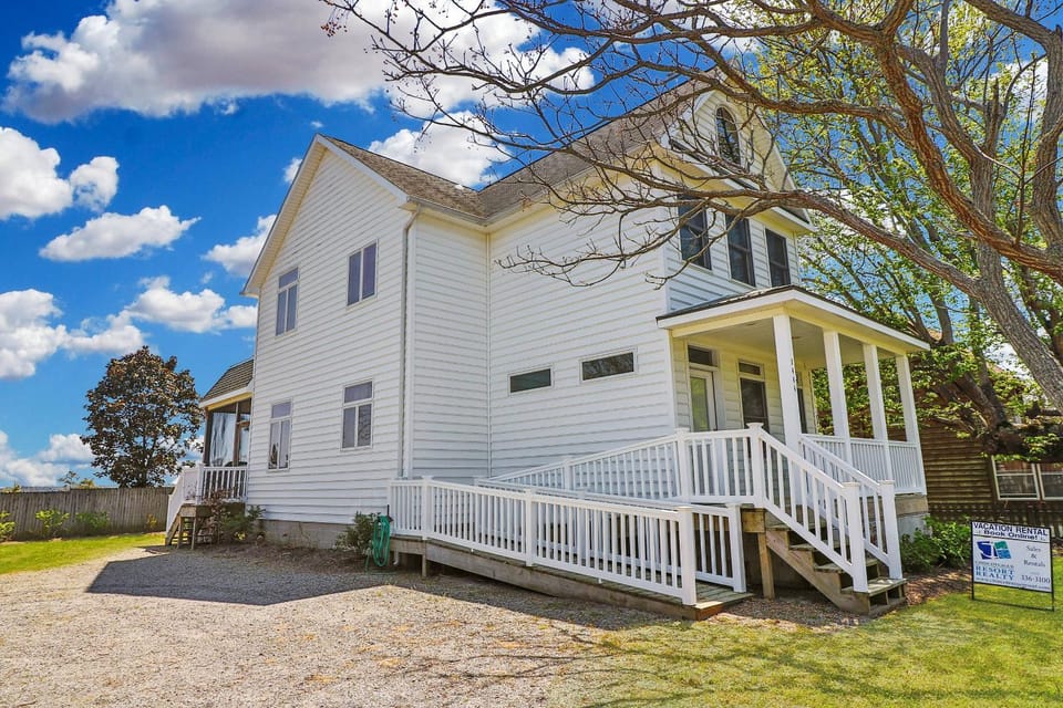 Herbie's Hideaway - Water views & Screened porch! House in Chincoteague Island