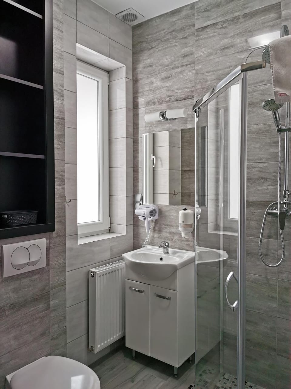 Shower, fireplace, heating, towels