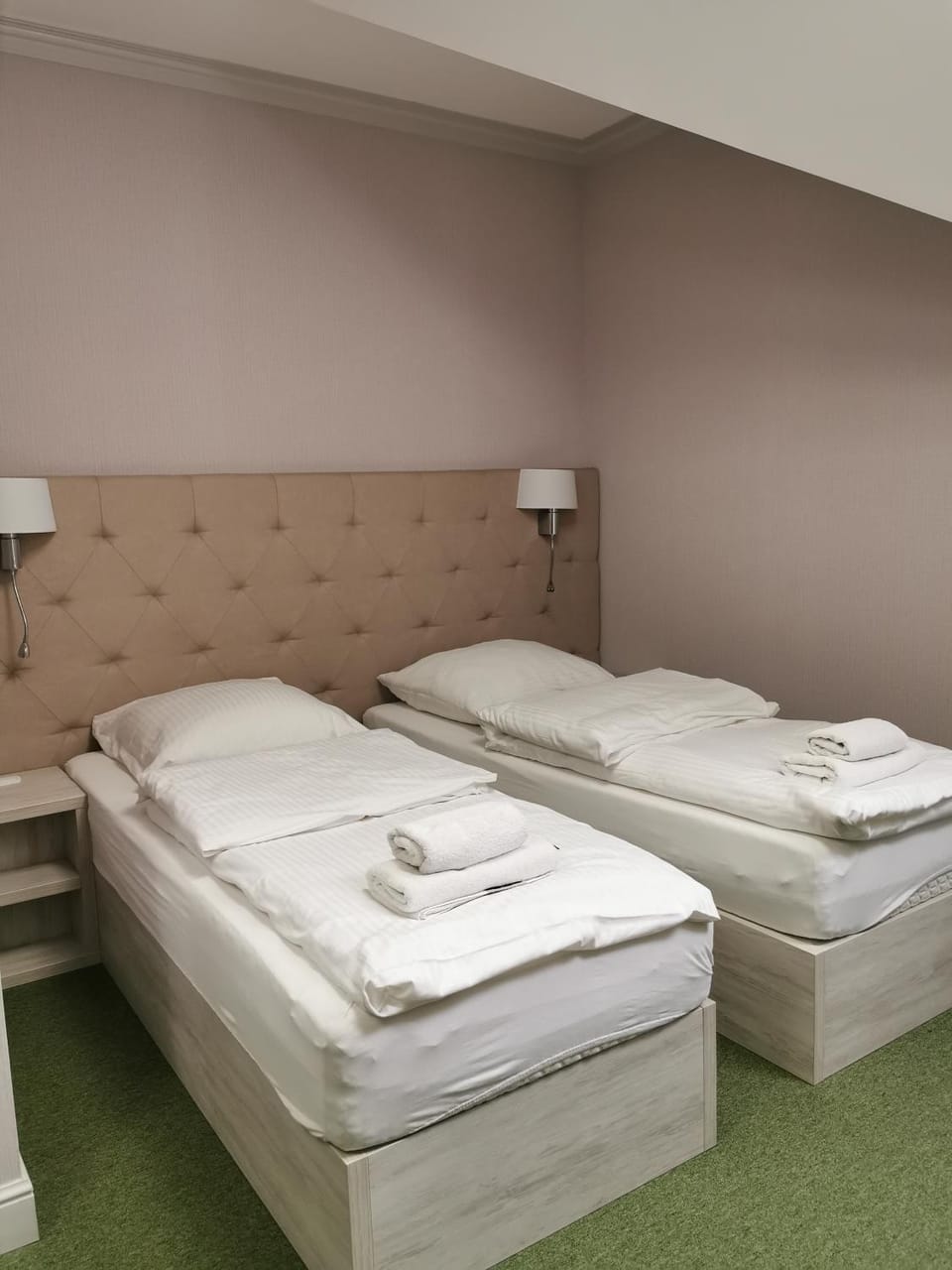 Bed, towels