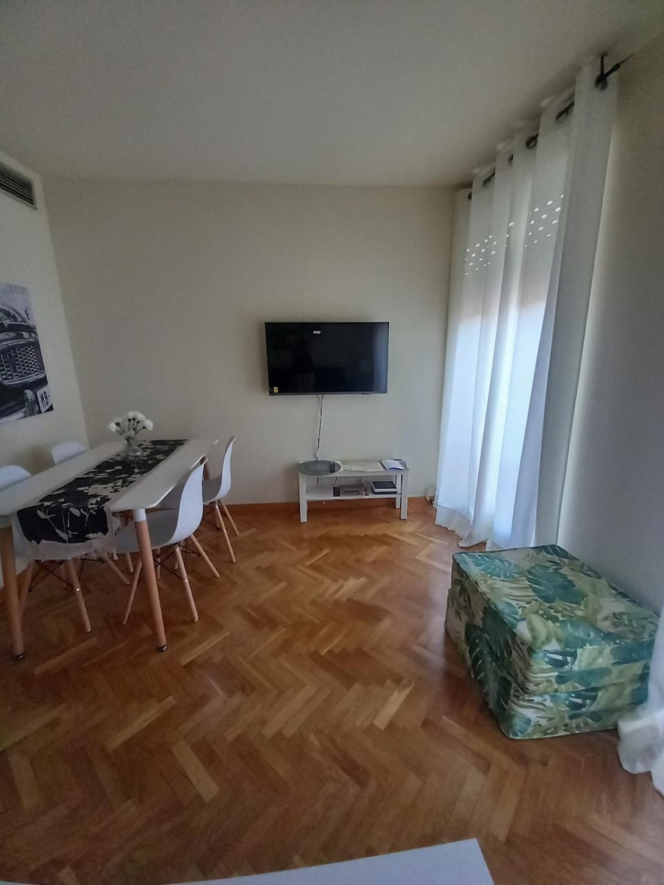 TV and multimedia, Living room, Seating area, Dining area