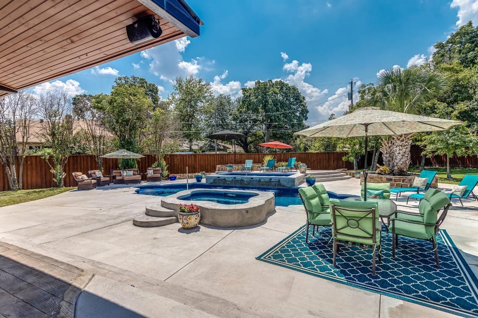 DFW Large Vacation Retreat with Private Pool and Hot Tub House in Irving