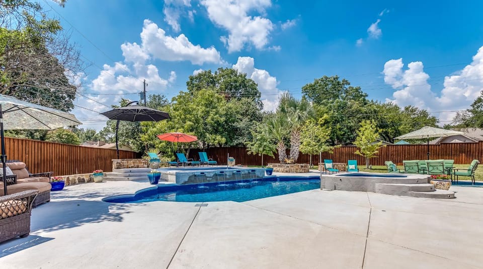 DFW Large Vacation Retreat with Private Pool and Hot Tub House in Irving
