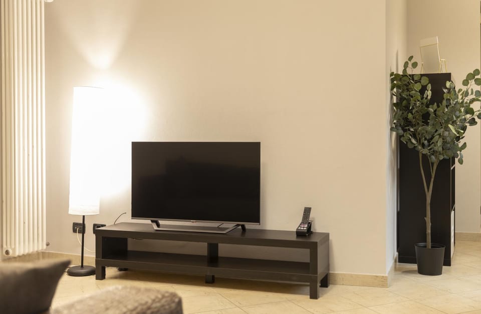 Communal lounge/ TV room, TV and multimedia, Living room, Seating area, Evening entertainment