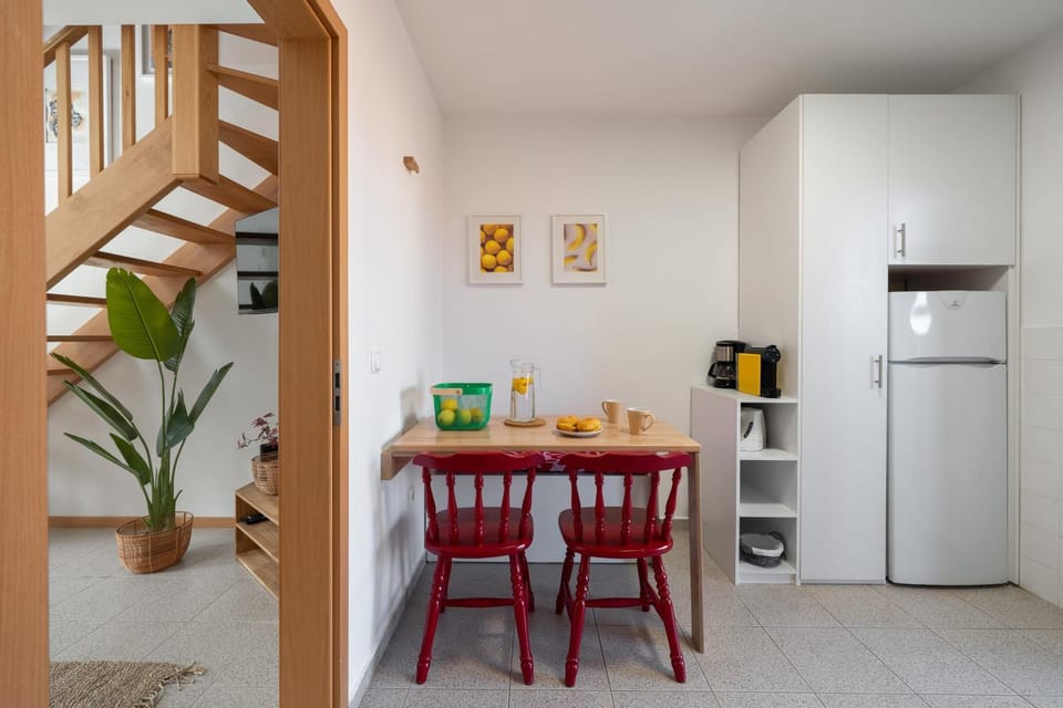 Kitchen or kitchenette, Seating area, Dining area, oven, stove