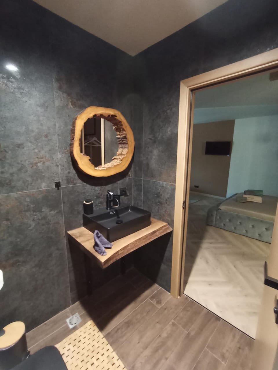 Bed, Bathroom, Photo of the whole room, Bedroom, towels
