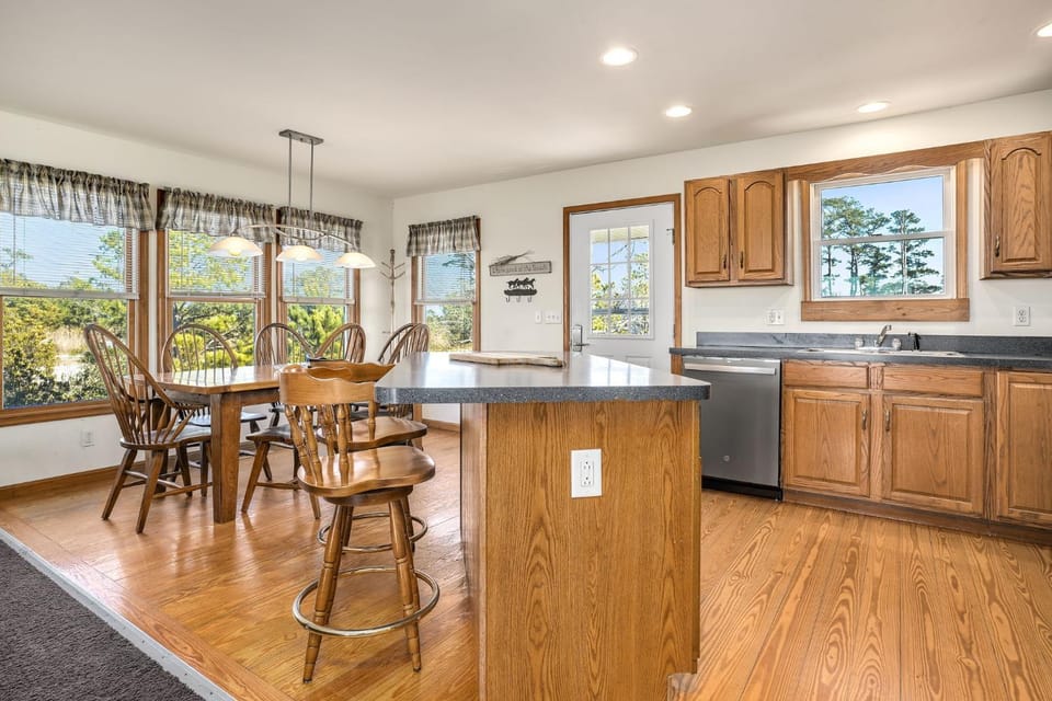 Hidden Treasure - Waterfront home with boat dock! House in Chincoteague Island
