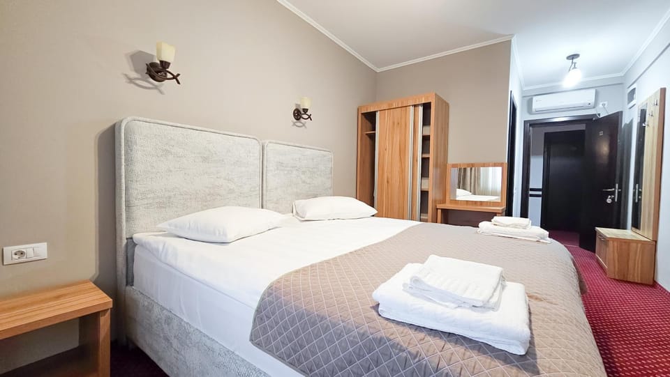 Bed, TV and multimedia, Coffee/tea facilities, Bedroom, furniture, internet, wardrobe