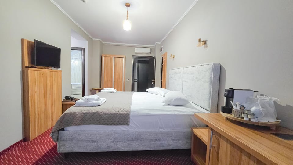 Bed, TV and multimedia, Coffee/tea facilities, Bedroom, furniture, internet, towels, wardrobe