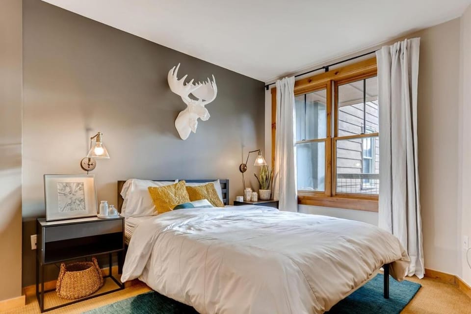 Luxury 2 bed 2 bath Condo in River Run with Pool and Hot Tub Apartment in Keystone