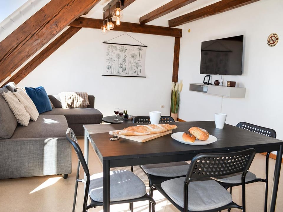 TV and multimedia, Living room, Seating area, Dining area