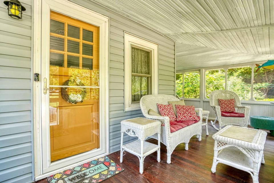 Homestead - Located on Main Street with outdoor shower! House in Chincoteague Island