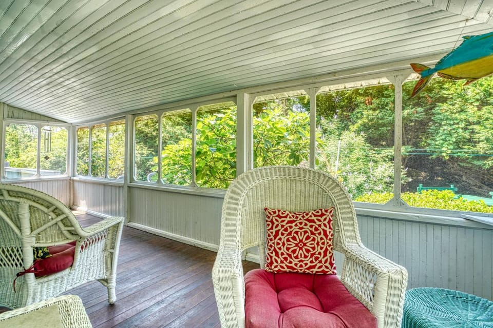 Homestead - Located on Main Street with outdoor shower! House in Chincoteague Island