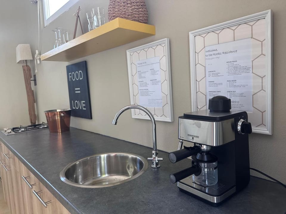 Coffee/tea facilities, microwave, stove, kitchen