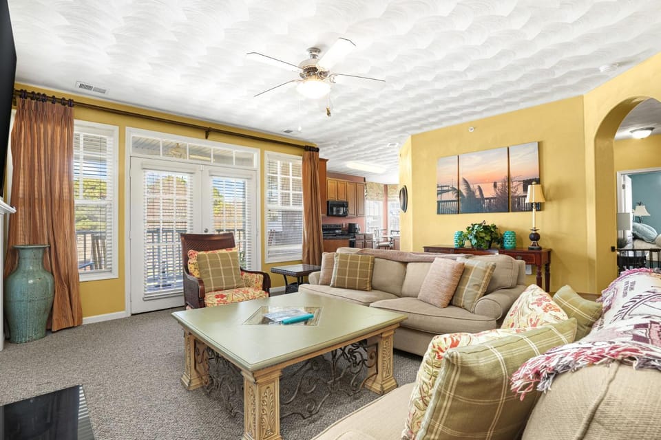 Isla Villa - Comfortable Bay Creek townhome with pools & golf! House in Cape Charles