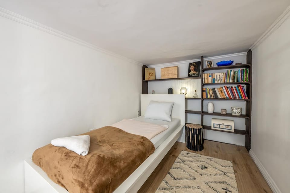 Bed, TV and multimedia, Photo of the whole room, Bedroom, hair dresser