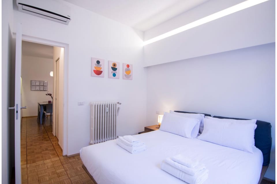 Bedroom, towels