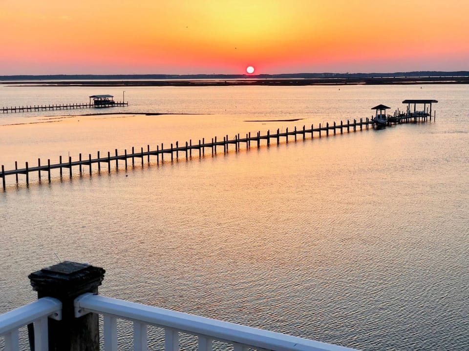 La Vie - Waterfront, boat dock & Pool! House in Chincoteague Island