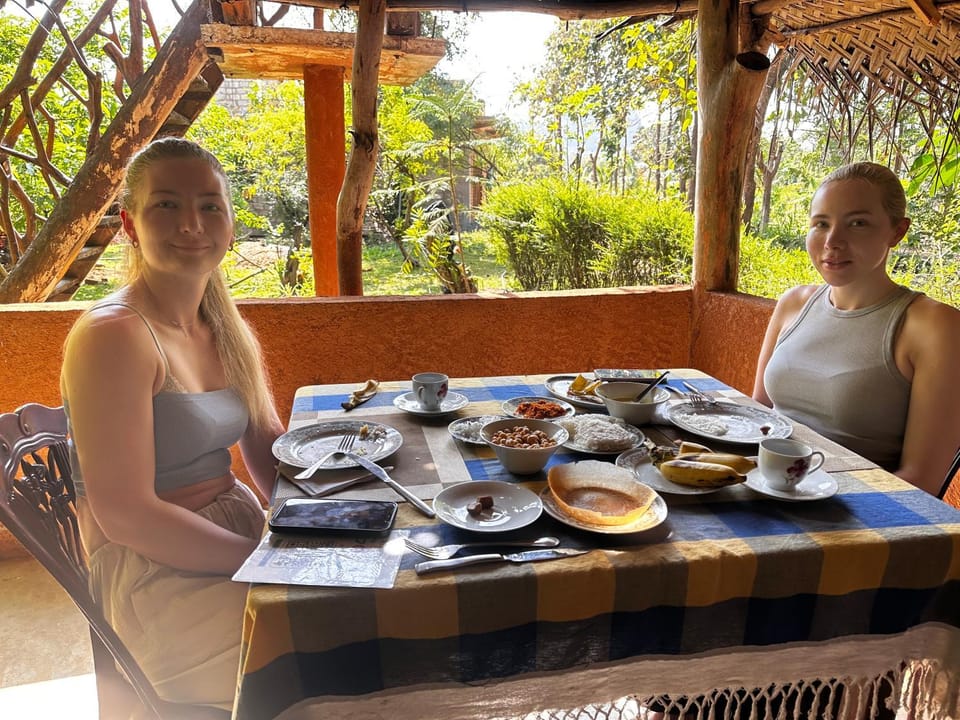 Restaurant/places to eat, Food and drinks, Guests, Breakfast