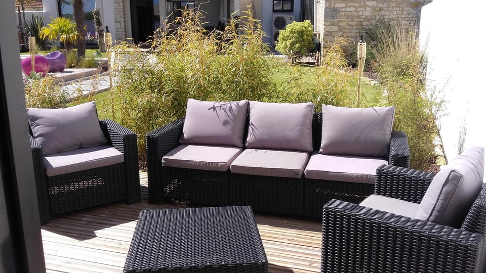 Havre de paix, studio de charme avec jardin, terrasse ensoleillée et piscine privée Apartment in Nouvelle-Aquitaine