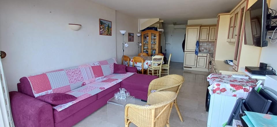Nearby landmark, Bed, Library, TV and multimedia, Coffee/tea facilities, Kitchen or kitchenette, Living room, Seating area, Dining area, Sports, cot, oven, washing machine, air conditioner