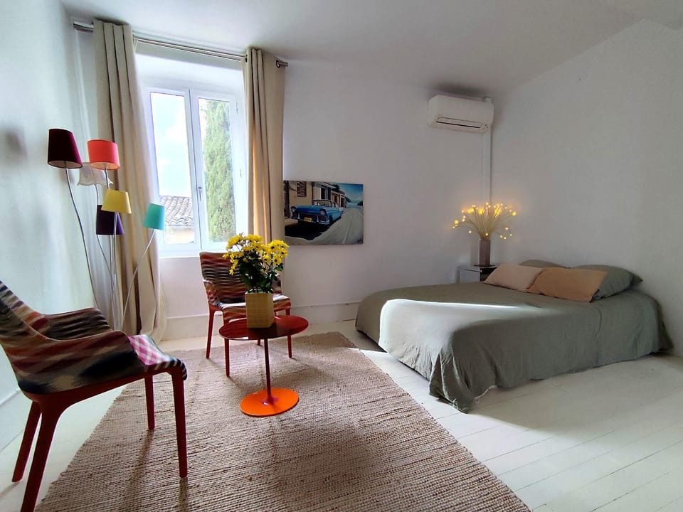 Bed, Living room, Photo of the whole room, Bedroom, air conditioner